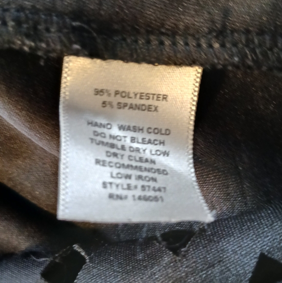 Elegant Black Sleeveless Dress - Picture 4 of 4